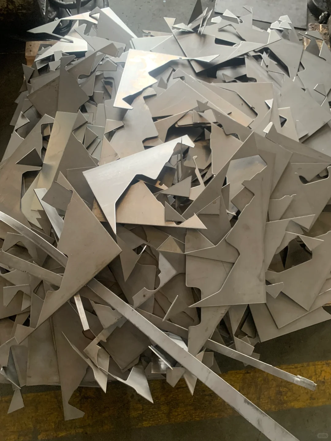 定期去工厂检查有没有新的边角料，检测