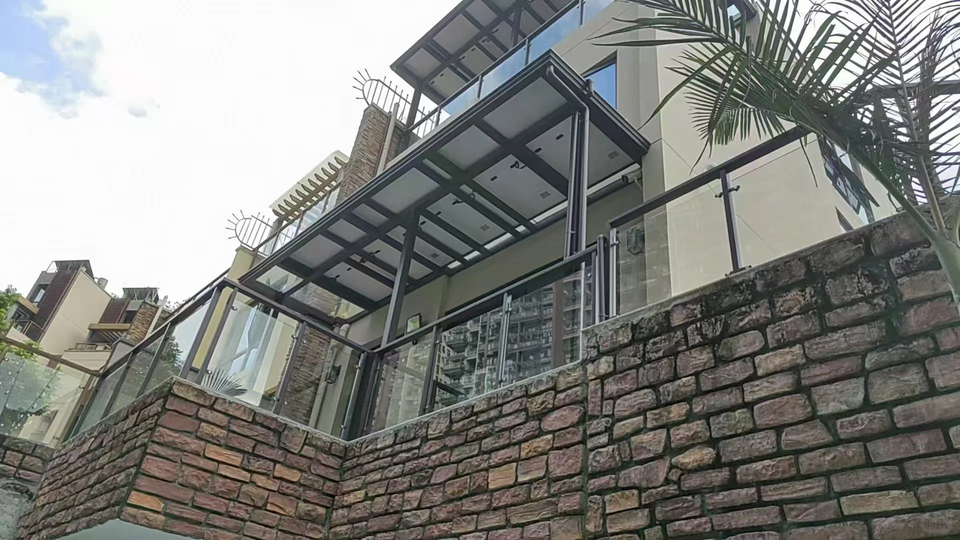 屋顶装太阳能板的开心瞬间?