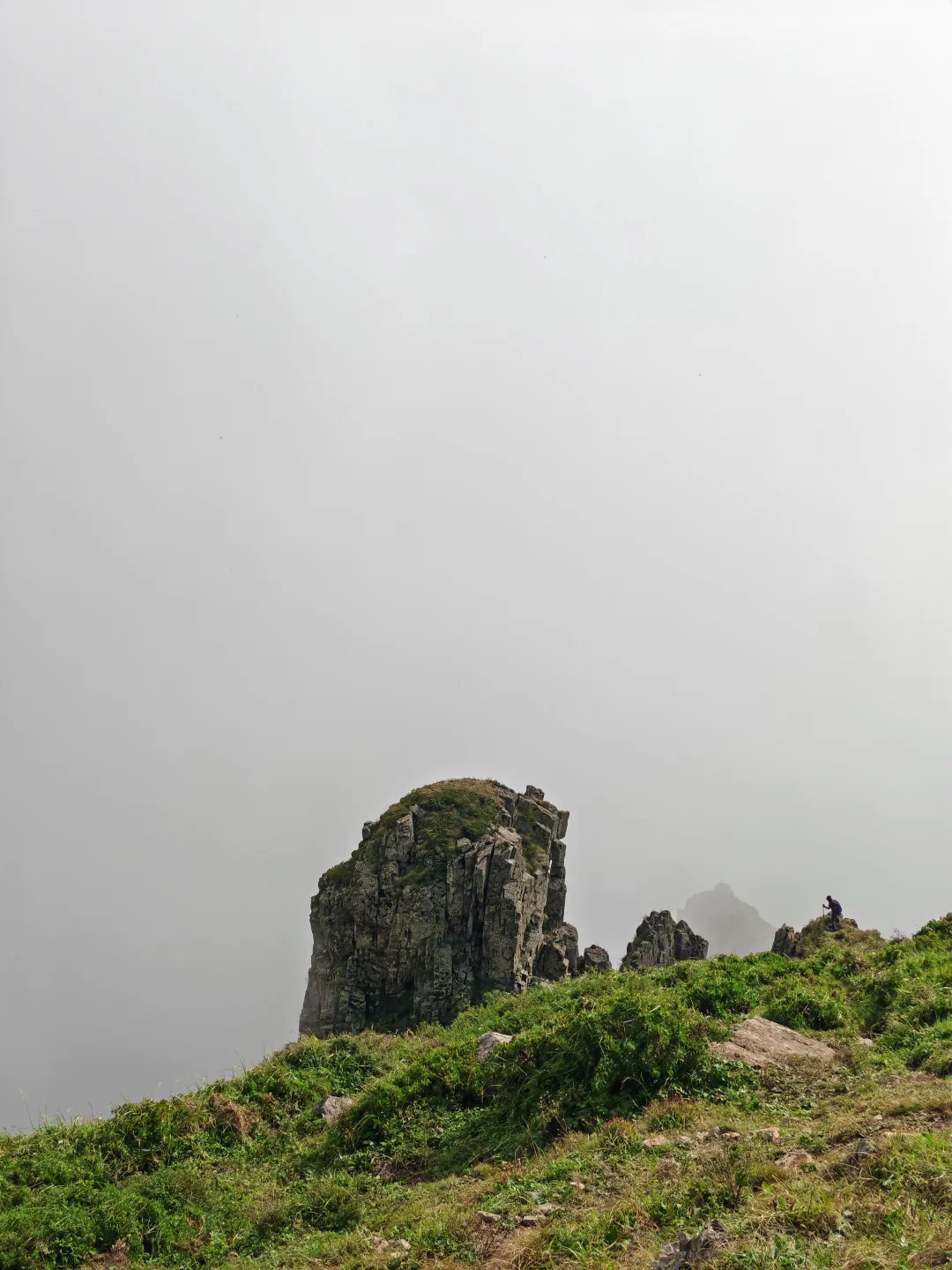 探秘东灵山废弃索道之谜