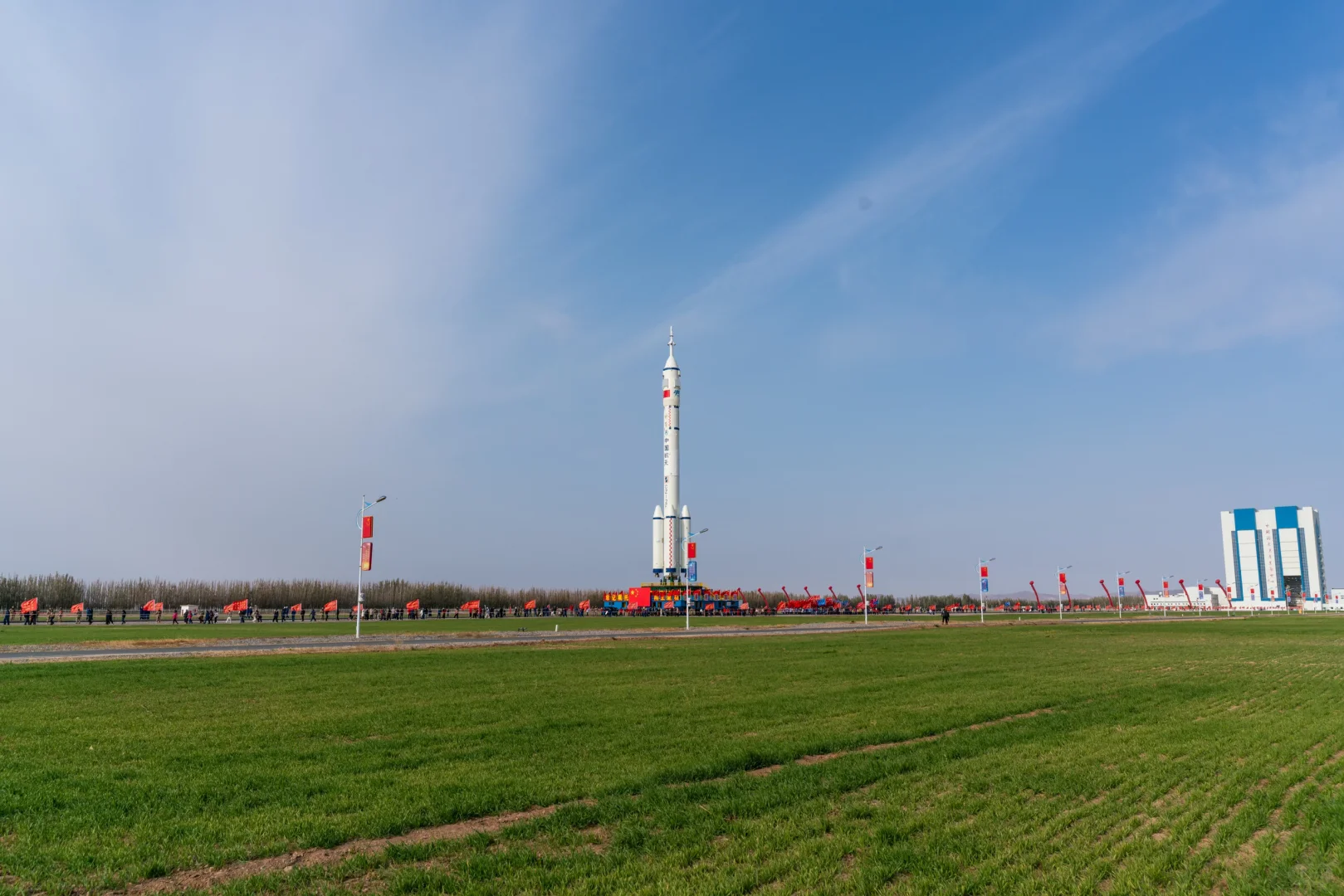 神舟发射转运，实在是太帅了