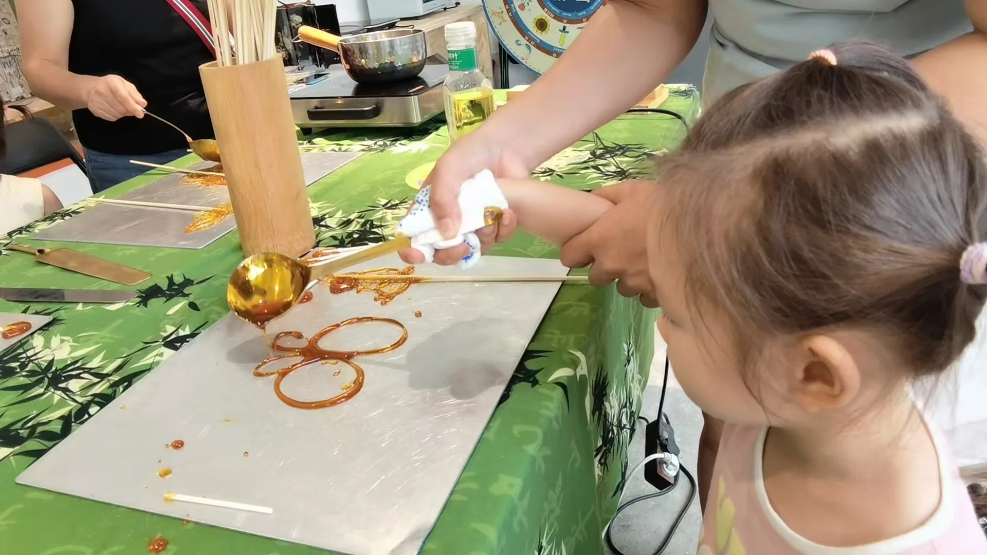 和孙女一起初体验糖画,非遗手艺太有趣!