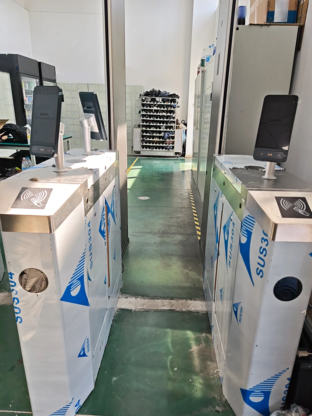 工厂人行通道闸机安装工程