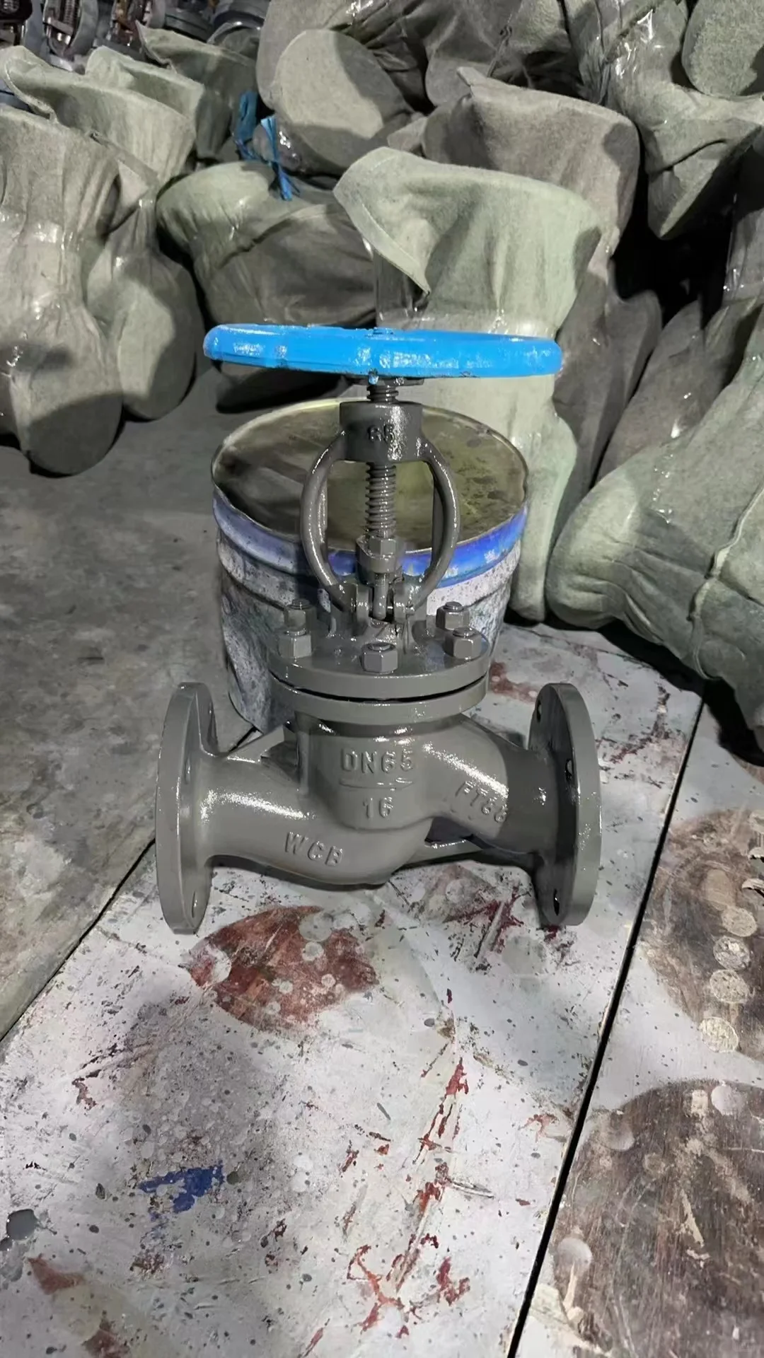 锻钢截止阀经过严格的锻造和热处理工艺，使其具备出色的耐磨性和抗腐蚀性。其流畅的开闭动作和紧密的密封效果，确保了管道系统的安全运行。无论是在复杂多变的工况下，还是在恶劣的环境中，都能展现出稳定的性能。