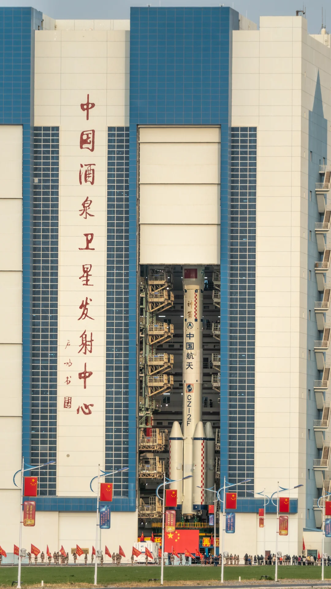 神舟发射转运，实在是太帅了