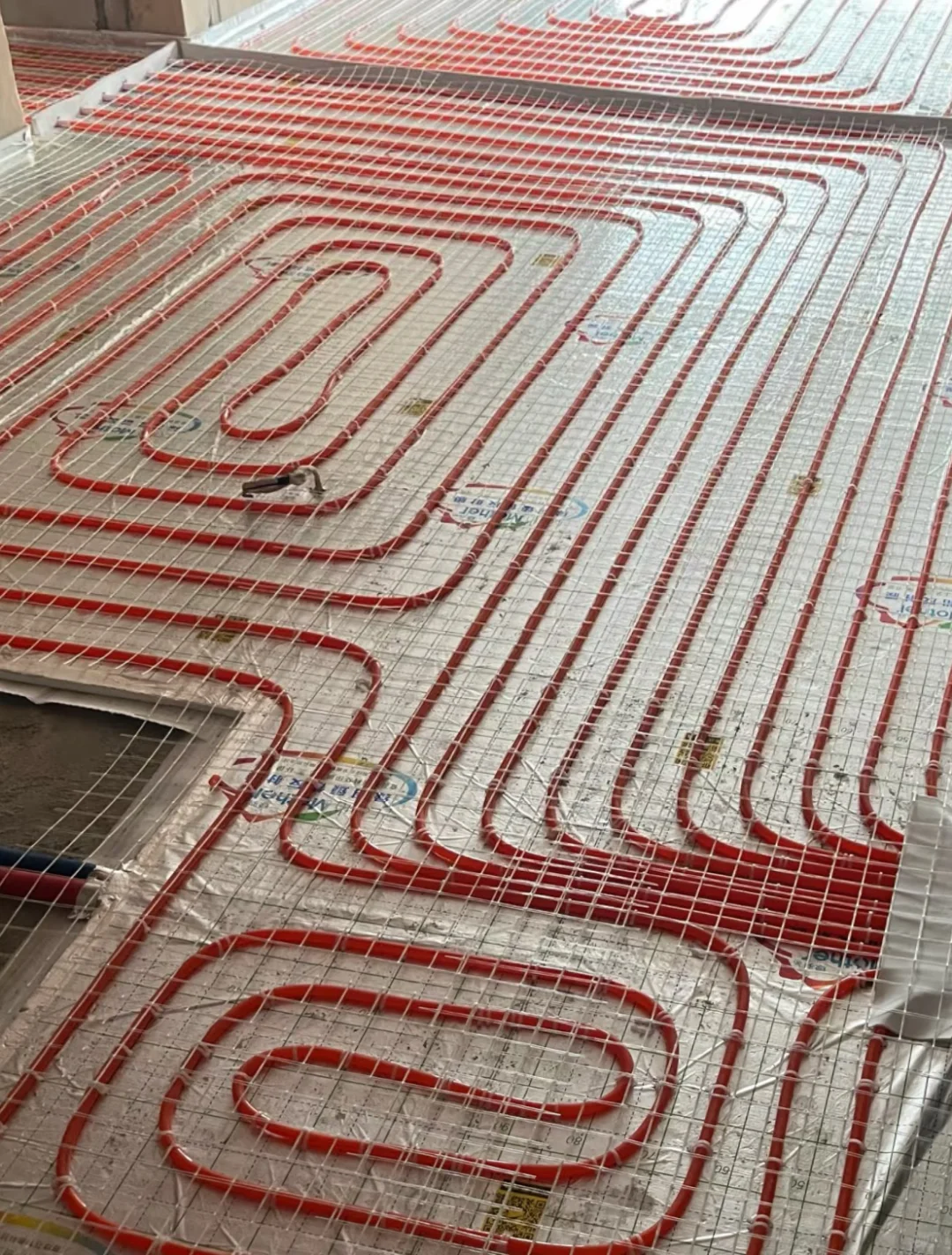 冬天地暖房窗边发霉？