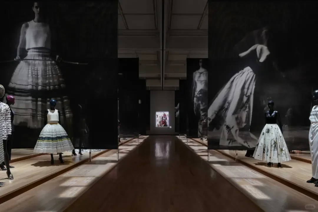 ⚫️坐观展览|当你走进时装展