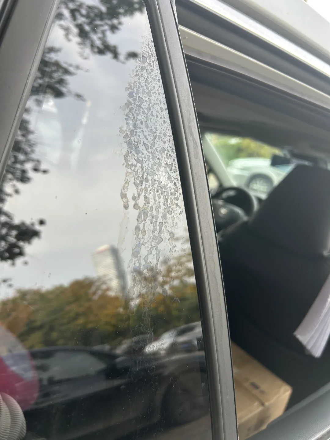 车玻璃占了不明液体，怎么才能擦掉。