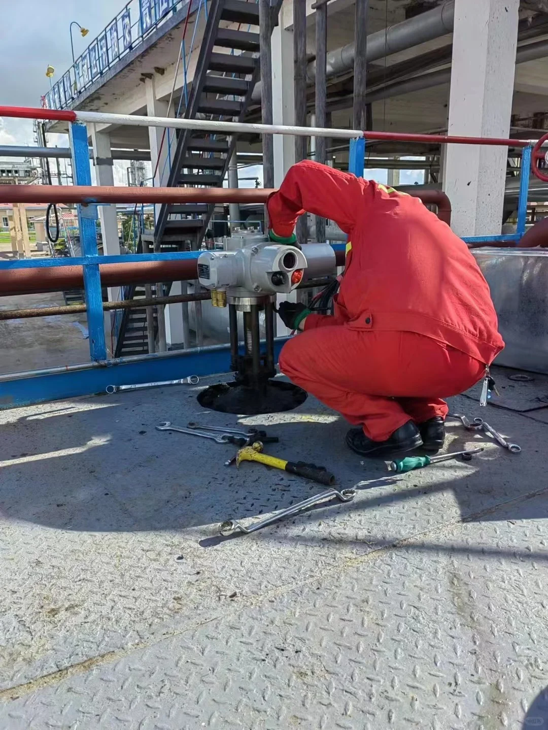 现在阀门也升级了，油田阀门手动改电动