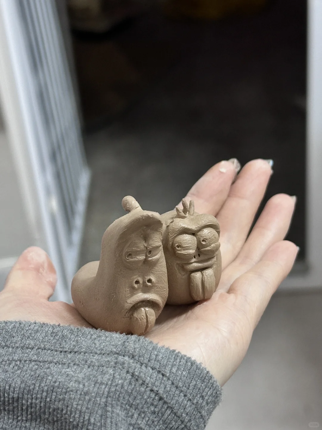 大家帮我看看这兄弟俩都在议论啥呢？？