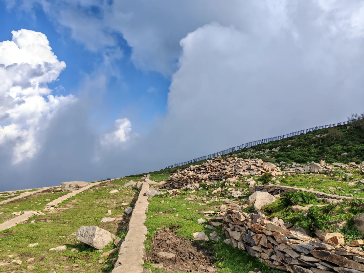 探秘东灵山废弃索道之谜