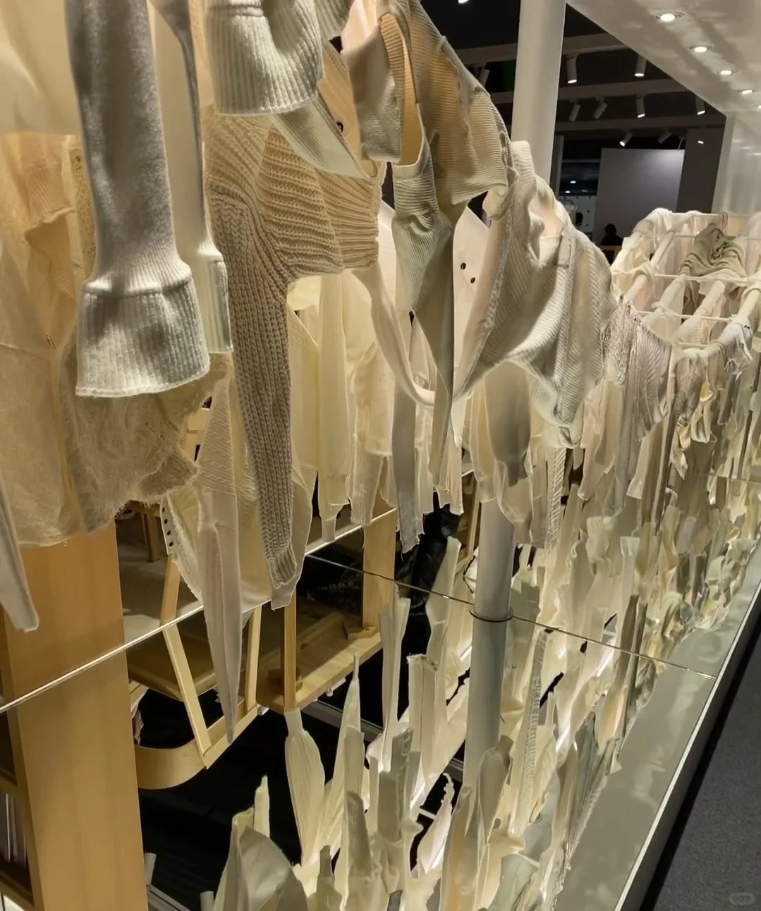 逛展捕捉灵感把衣服做成艺术?25秋冬新毛衣