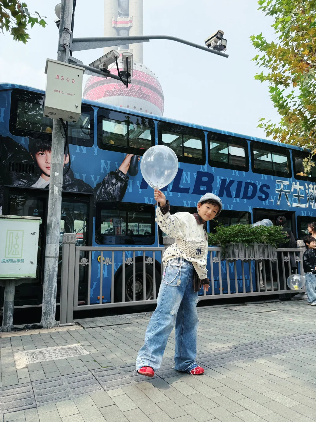 魔都来了一辆专载潮童的bus?有谁还没上车