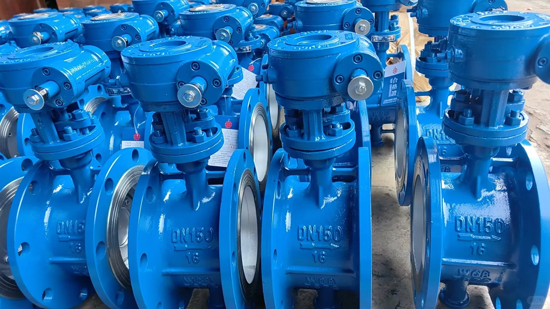 电动蝶阀在设计上充分考虑了耐用性和维护性。采用优质材料制造，确保阀门在恶劣环境下仍能长期稳定运行。同时，其结构设计简洁明了，易于安装和维护，为用户节省了大量时间和精力。 高压蝶阀的智能化程度不断提升，