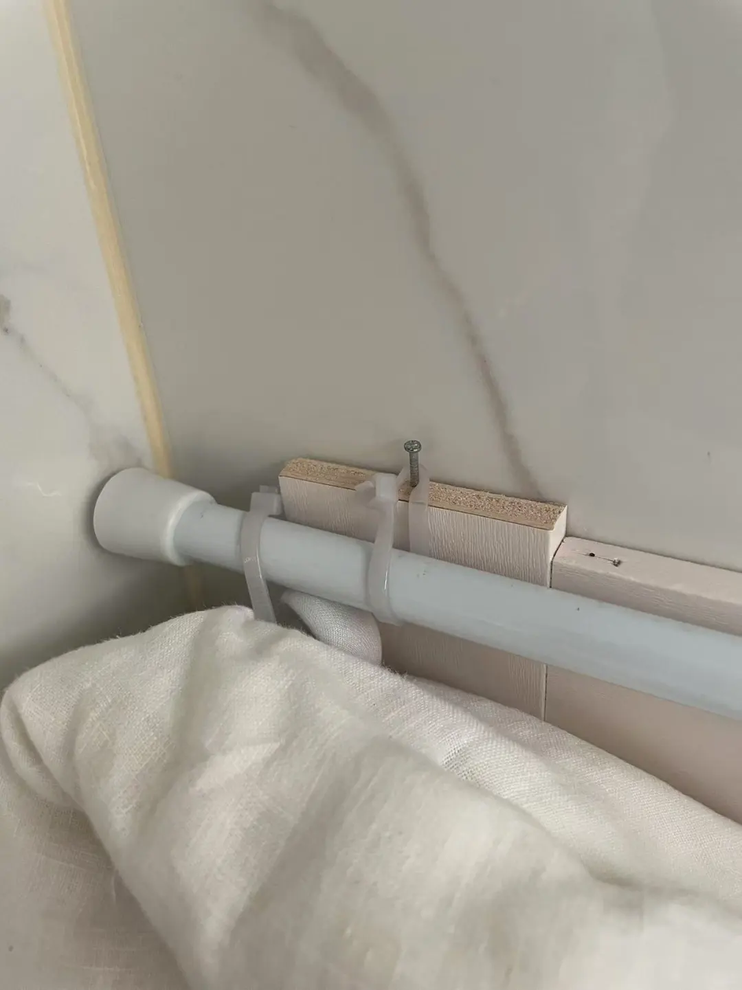 挂一条棉被在门上 卧室隔音变得特别好。