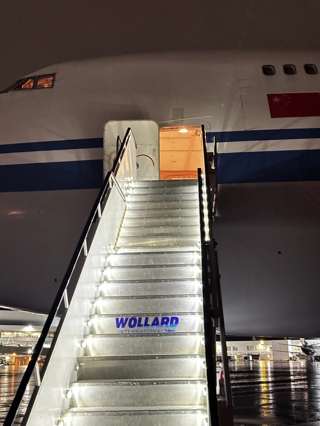 谁懂呀！飞了十几个小时还要爬大黄梯子