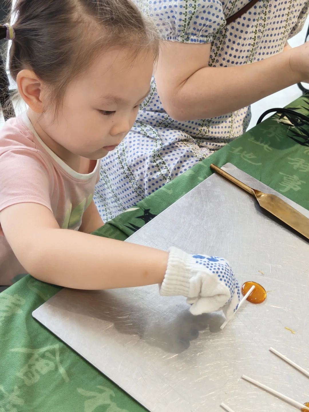 和孙女一起初体验糖画,非遗手艺太有趣!