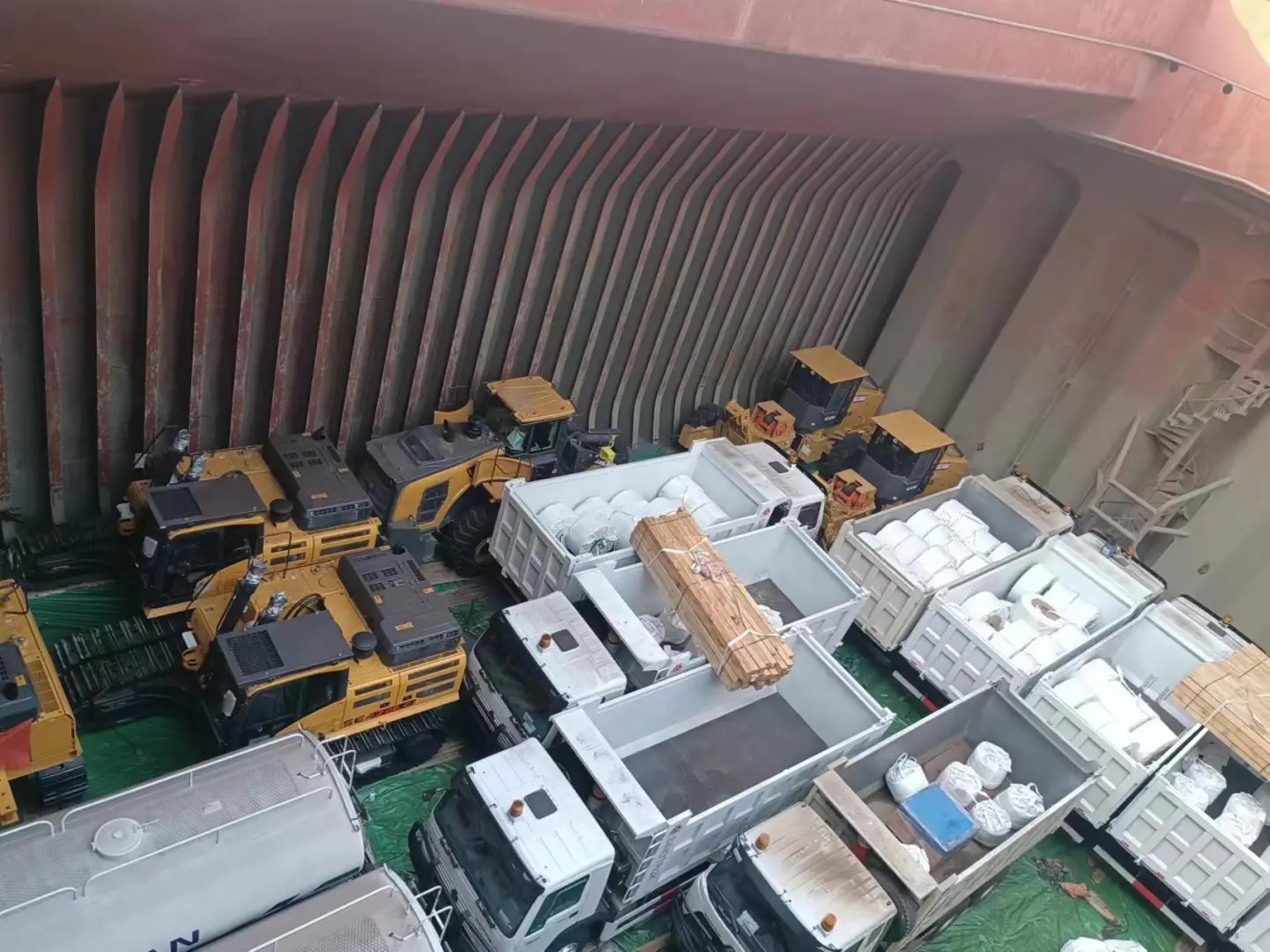 发货散货船舱内啦啦啦