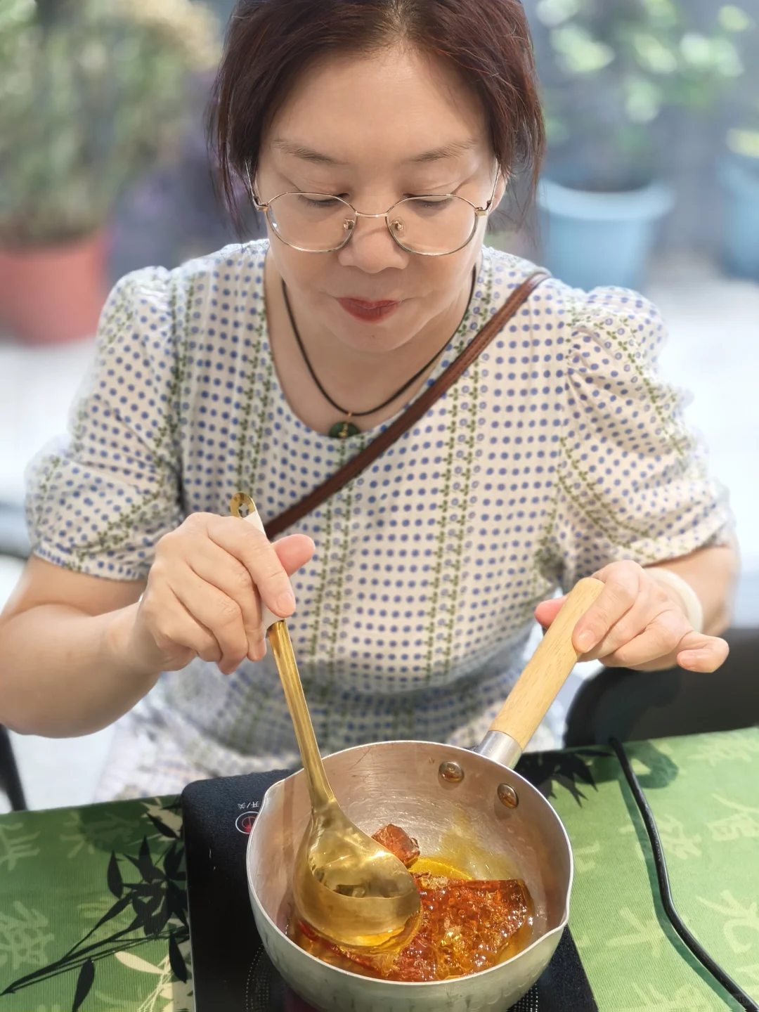 和孙女一起初体验糖画,非遗手艺太有趣!