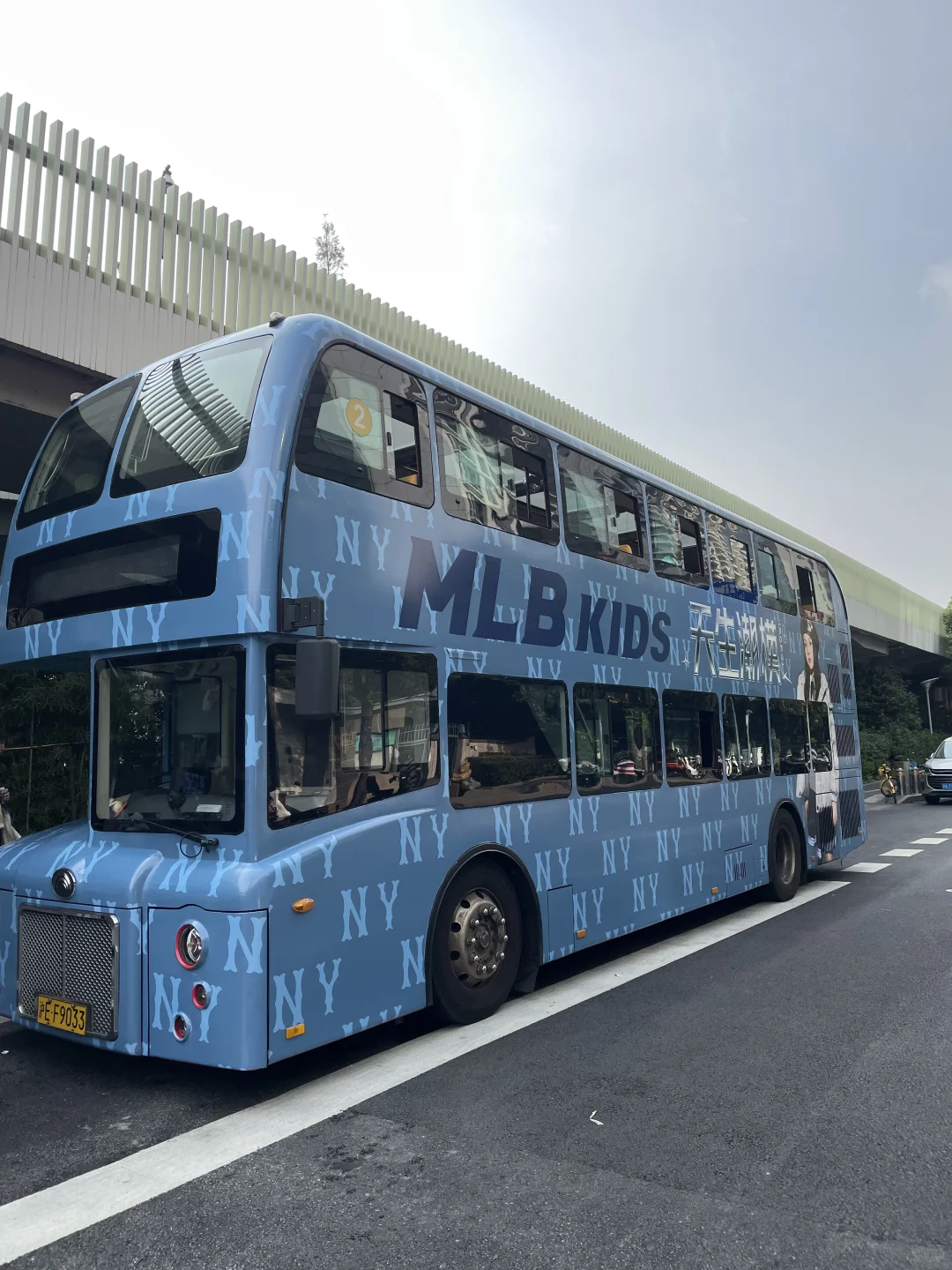 上海潮娃速冲！MLBKids老花巴士太出片?