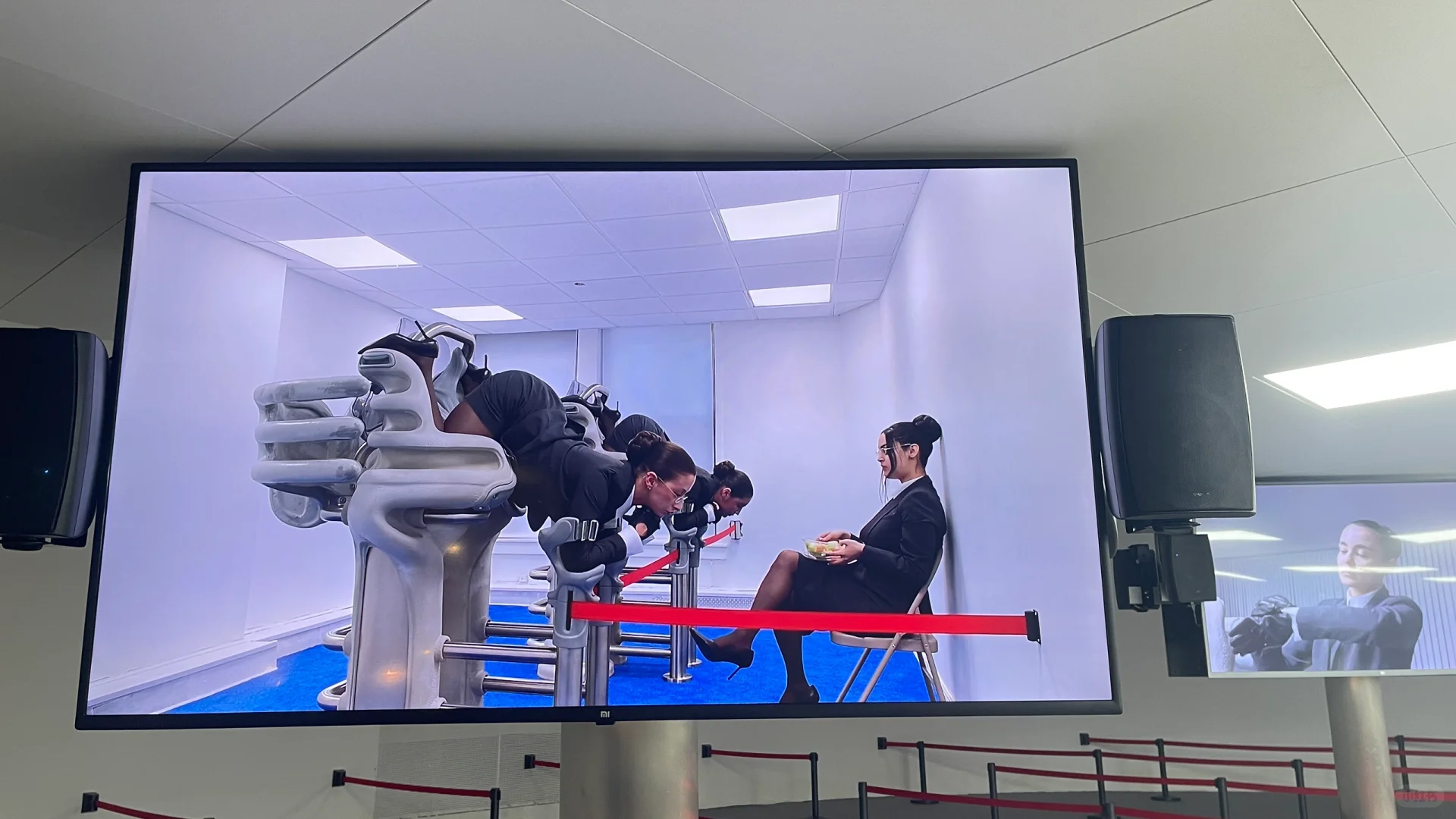 当女性以扭曲的姿态成为艺术馆展品……