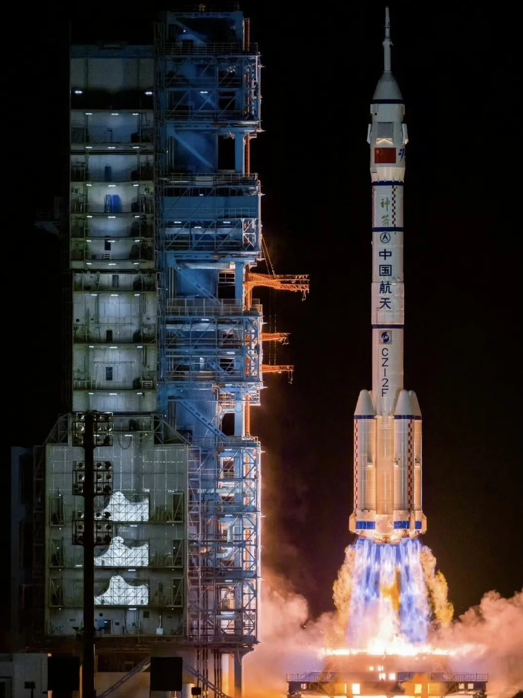 神舟二十一载人飞船发射升空！