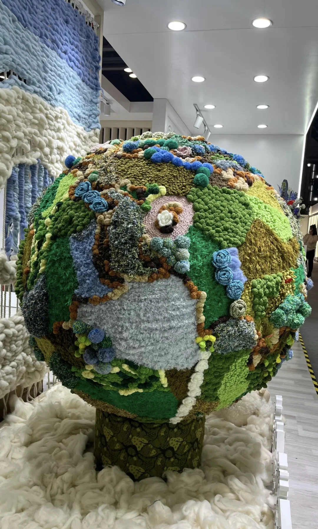 逛展捕捉灵感把衣服做成艺术?25秋冬新毛衣
