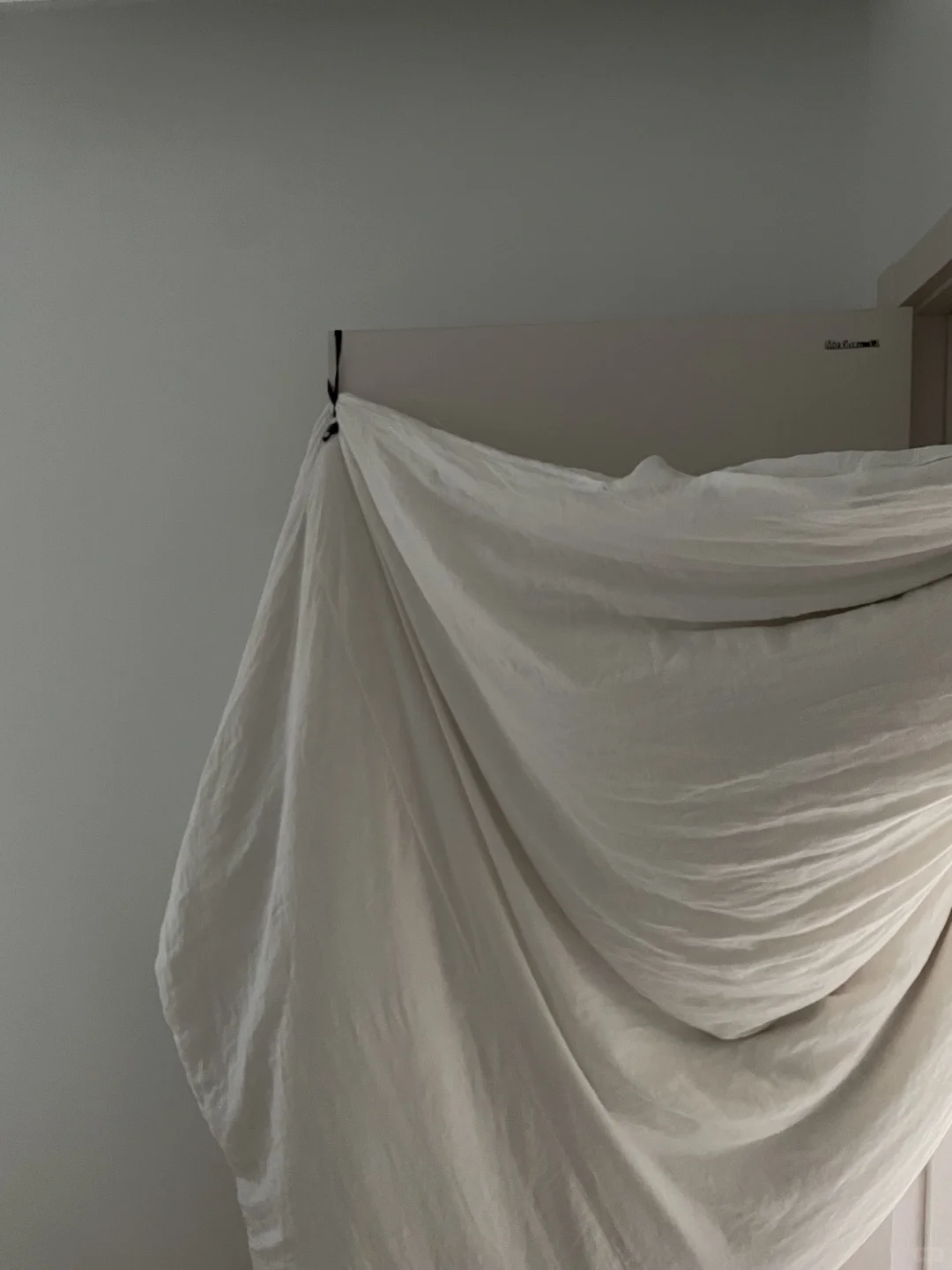 挂一条棉被在门上 卧室隔音变得特别好。