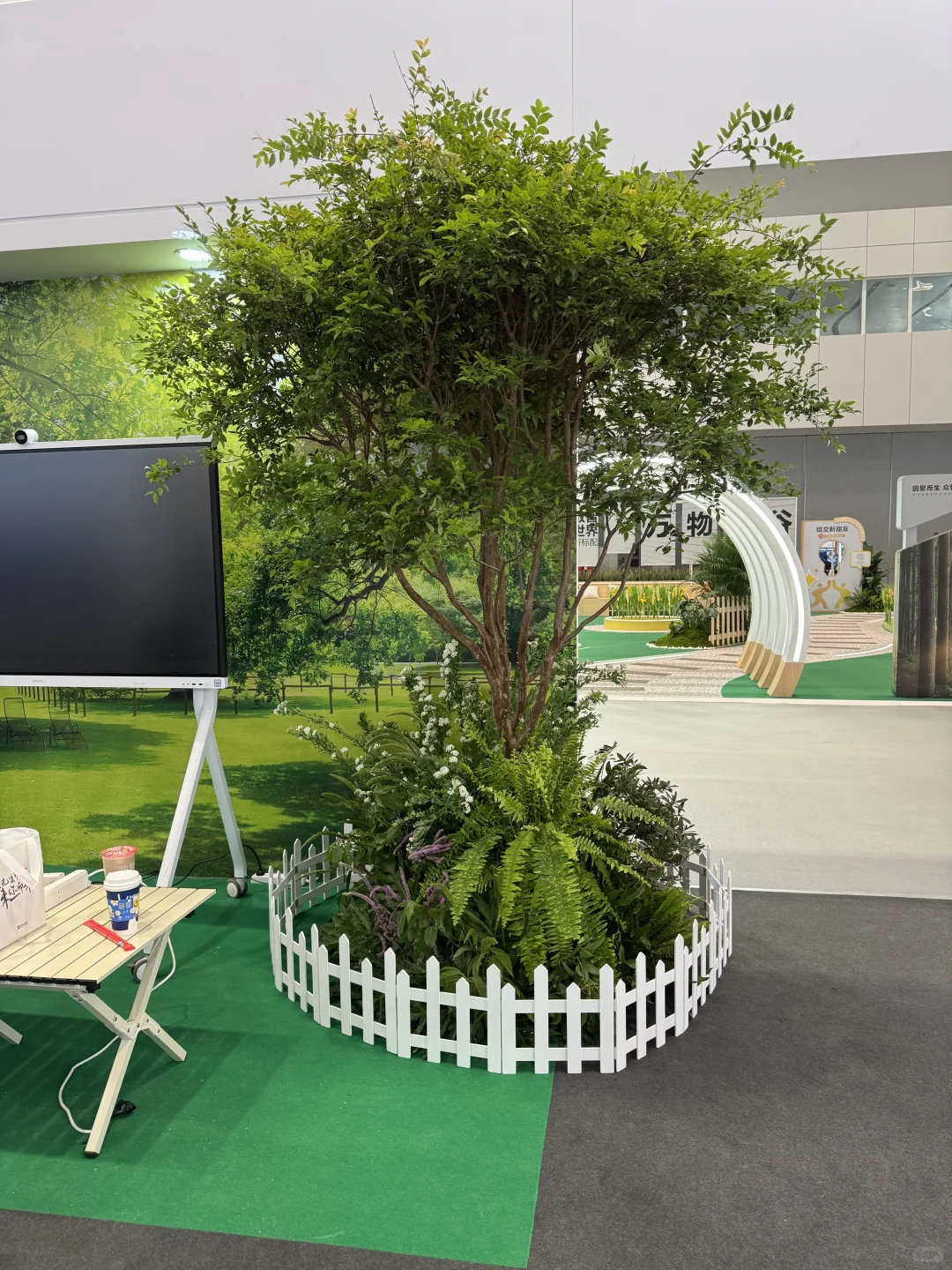 华为2025年供应商大会展台植物装饰