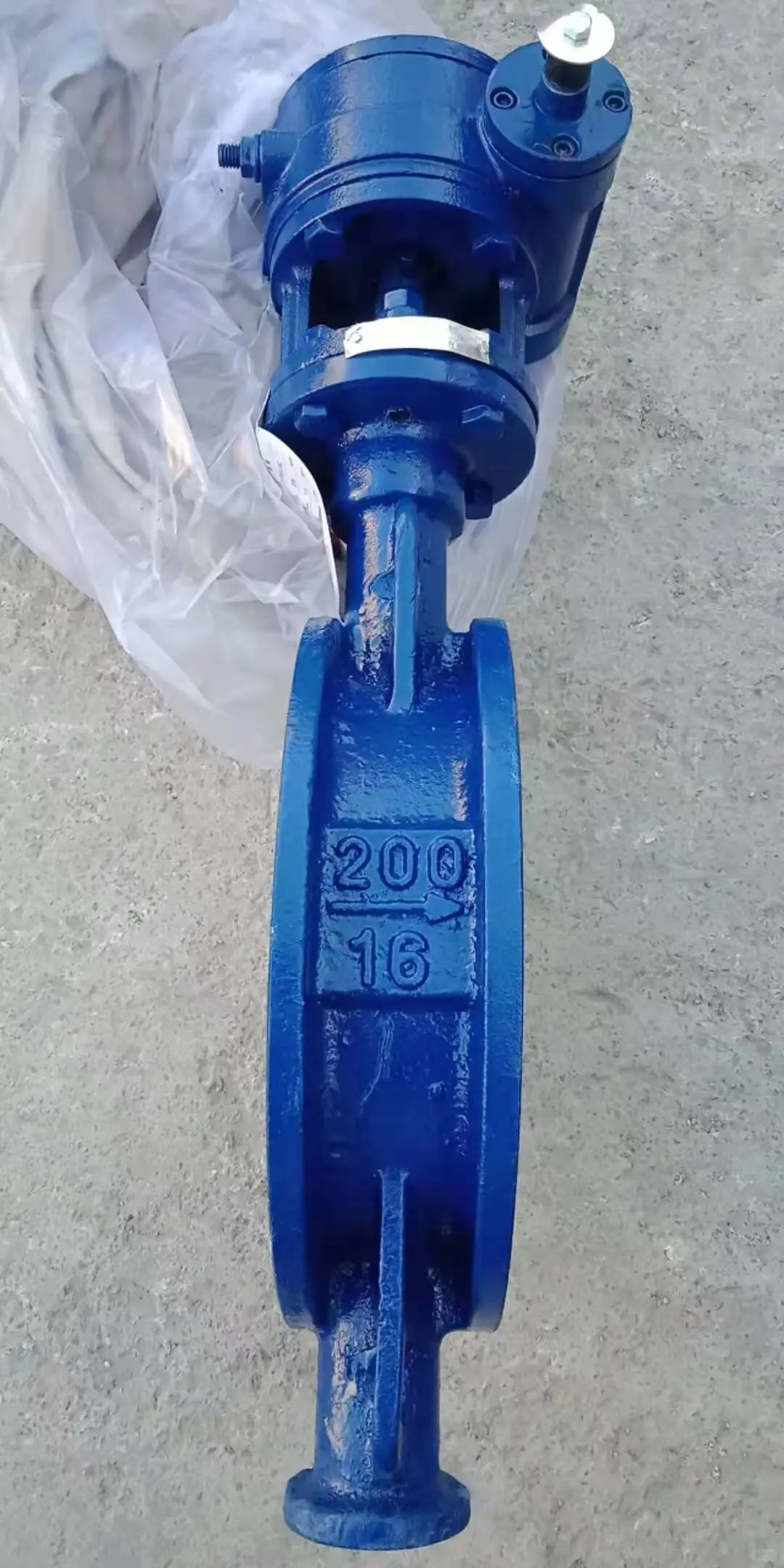 美标蝶阀以其精密的工艺和优良的性能，受到全球用户的青睐。该产品不仅具有出色的密封性，还具备快速启闭的特点，极大地提高了工作效率。美标蝶阀的广泛应用，无论是在石油化工、水处理还是环保领域，都展现出了其卓