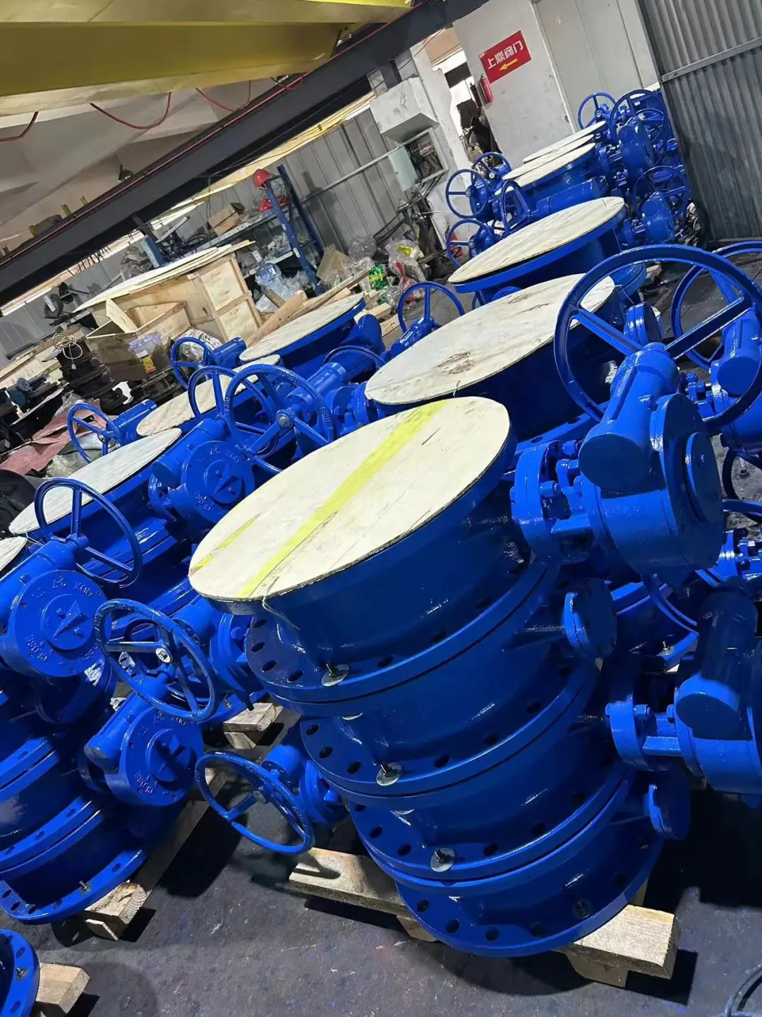 电动蝶阀在设计上充分考虑了耐用性和维护性。采用优质材料制造，确保阀门在恶劣环境下仍能长期稳定运行。同时，其结构设计简洁明了，易于安装和维护，为用户节省了大量时间和精力。 高压蝶阀的智能化程度不断提升，