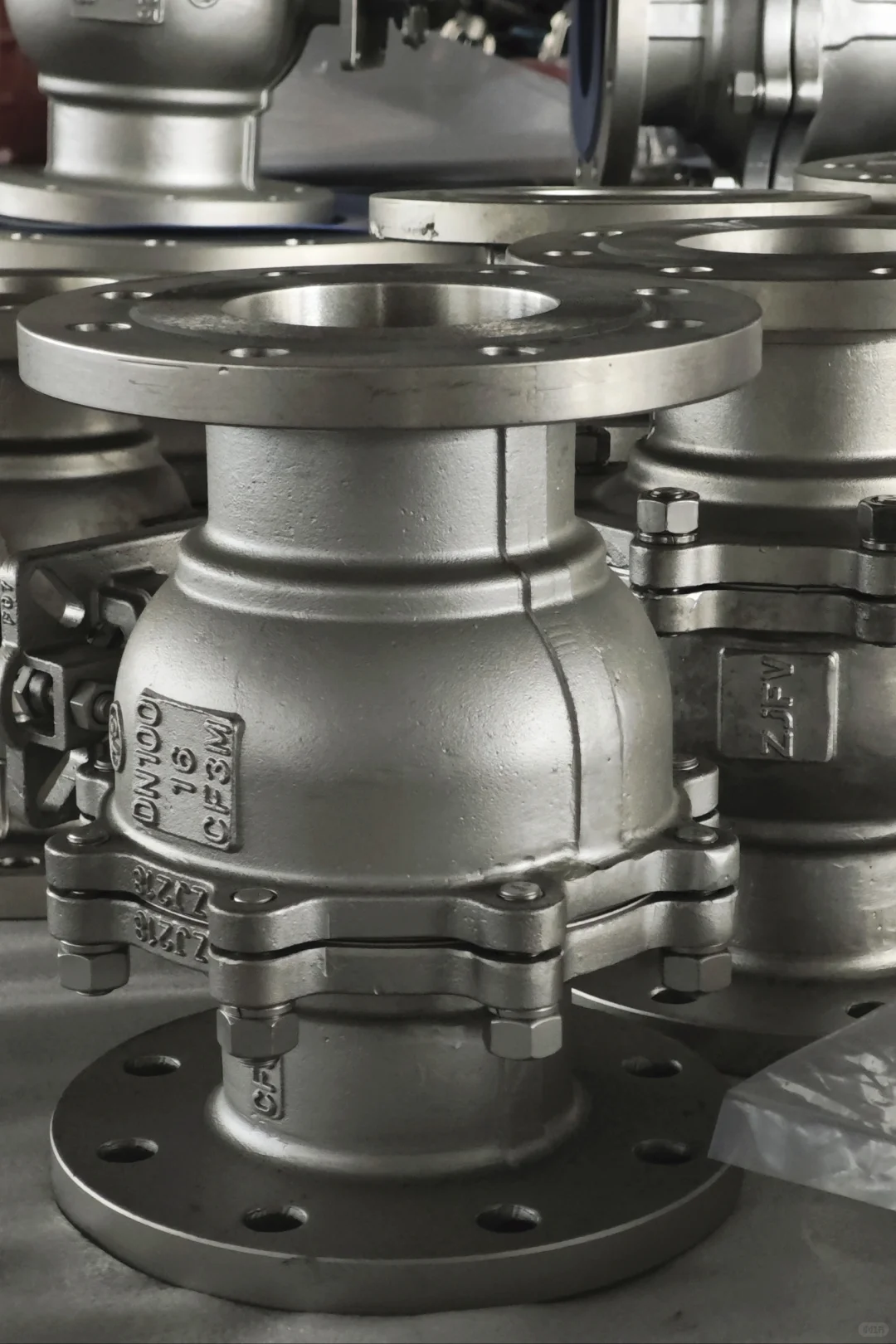 暗调美学｜工业齿轮间的光影诗篇