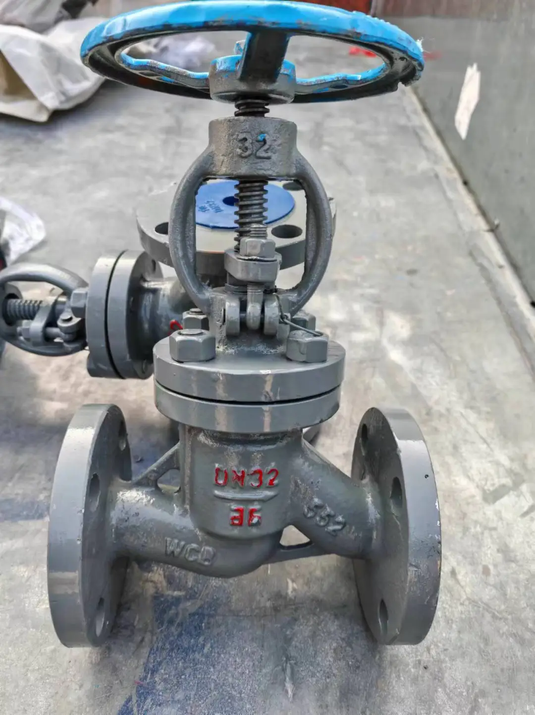 锻钢截止阀经过严格的锻造和热处理工艺，使其具备出色的耐磨性和抗腐蚀性。其流畅的开闭动作和紧密的密封效果，确保了管道系统的安全运行。无论是在复杂多变的工况下，还是在恶劣的环境中，都能展现出稳定的性能。