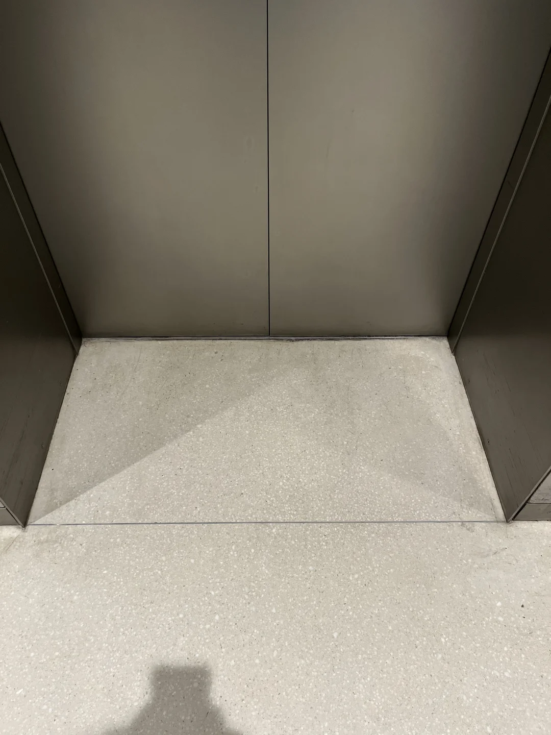 天目里的电梯门套是怎么做的