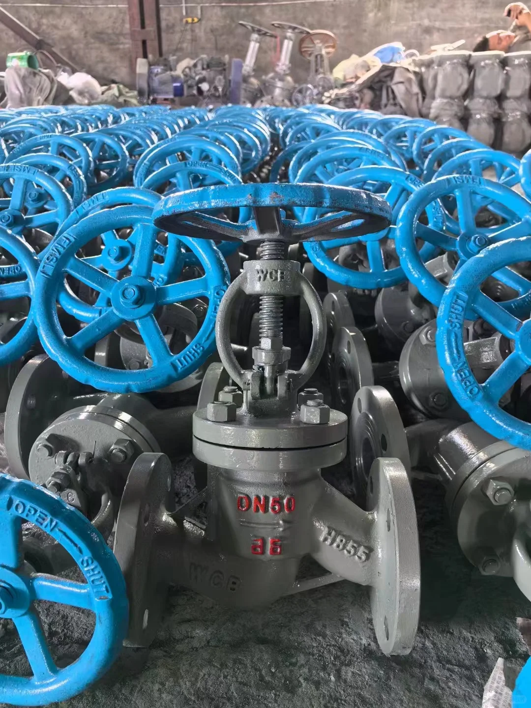 锻钢截止阀以其卓越的流量控制能力和高可靠性，在流体控制领域享有盛誉。无论是精确调节流量还是完全切断流体，它都能迅速准确地完成任务，保证管路系统的稳定运行。同时，其优秀的密封性能也确保了介质在输送过程中