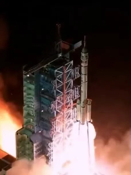 神舟二十一载人飞船发射升空！