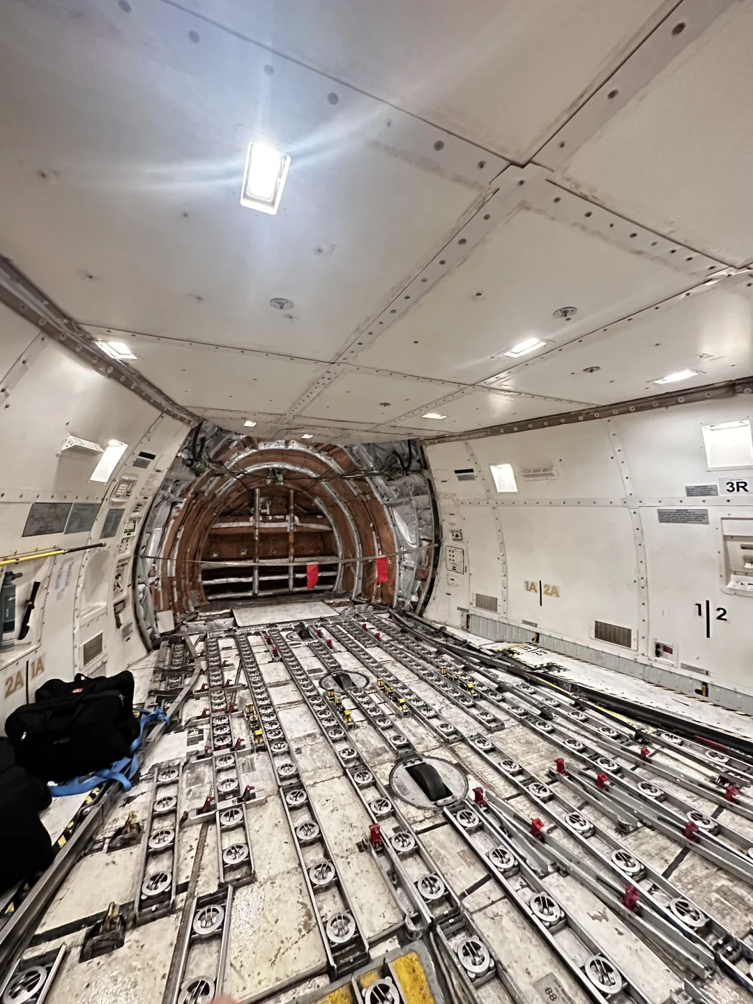 谁懂呀！飞了十几个小时还要爬大黄梯子