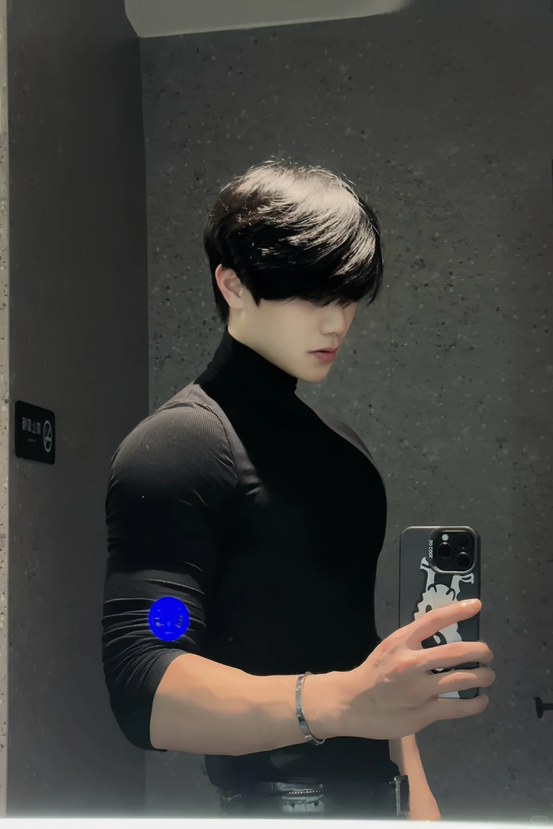 黑色紧身毛衣是男生最好的医美