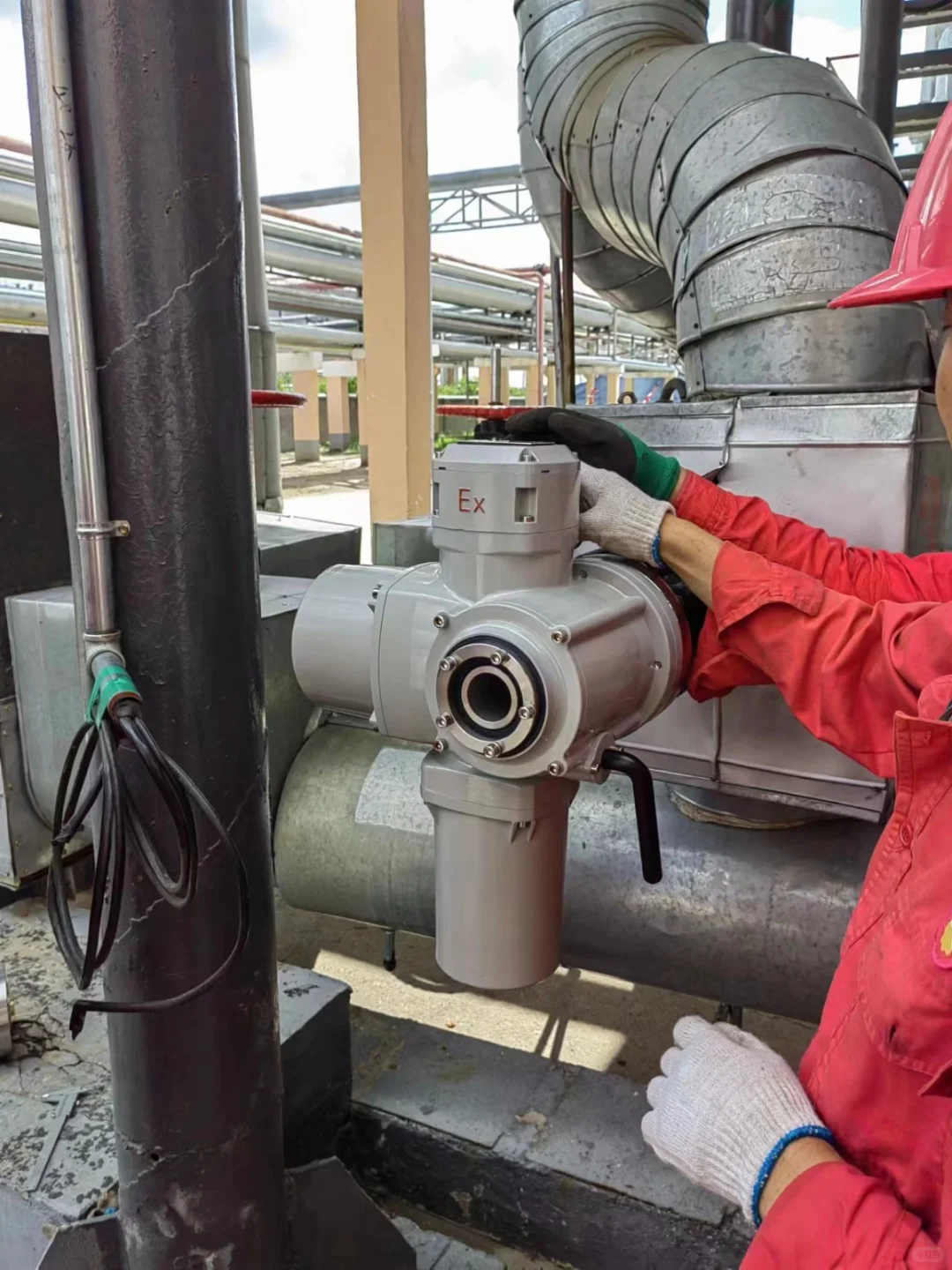 现在阀门也升级了，油田阀门手动改电动