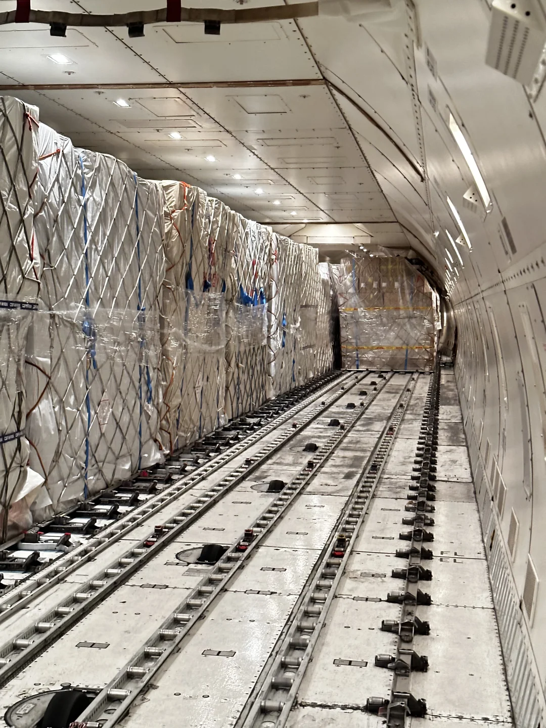 谁懂呀！飞了十几个小时还要爬大黄梯子