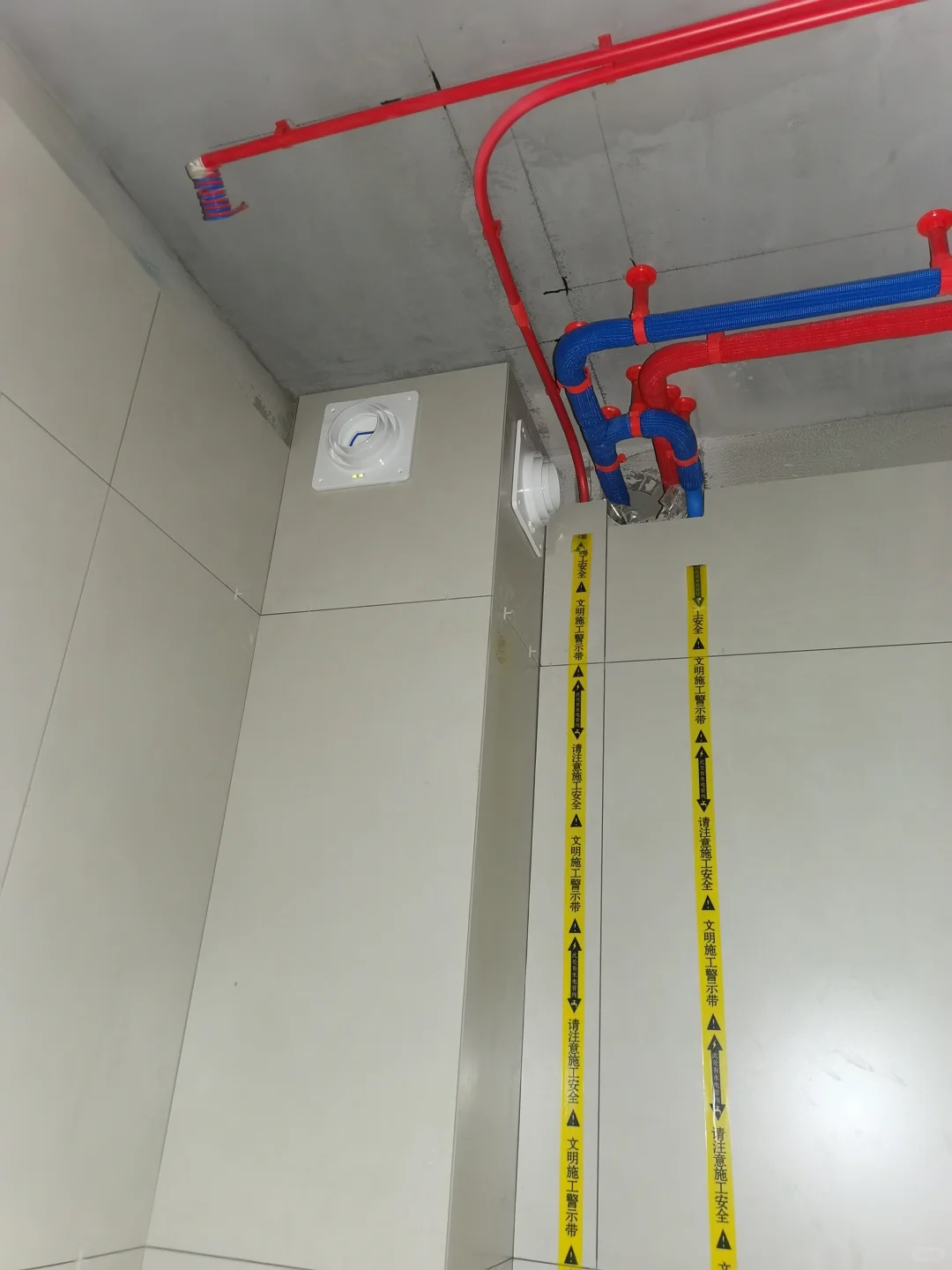 贴砖后顺手让瓦工装上止逆阀