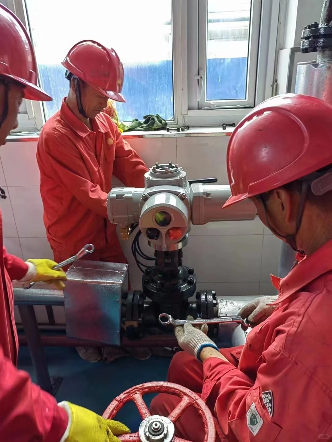 现在阀门也升级了，油田阀门手动改电动