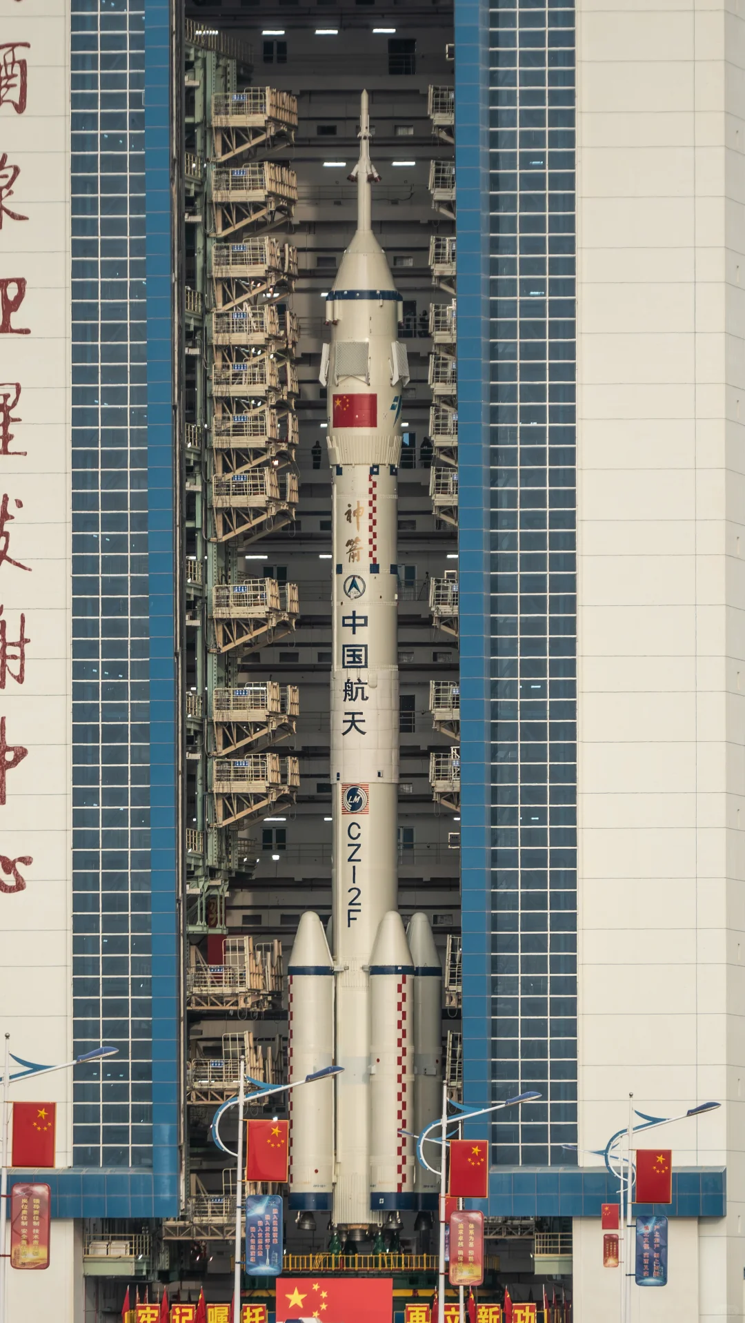 神舟发射转运，实在是太帅了