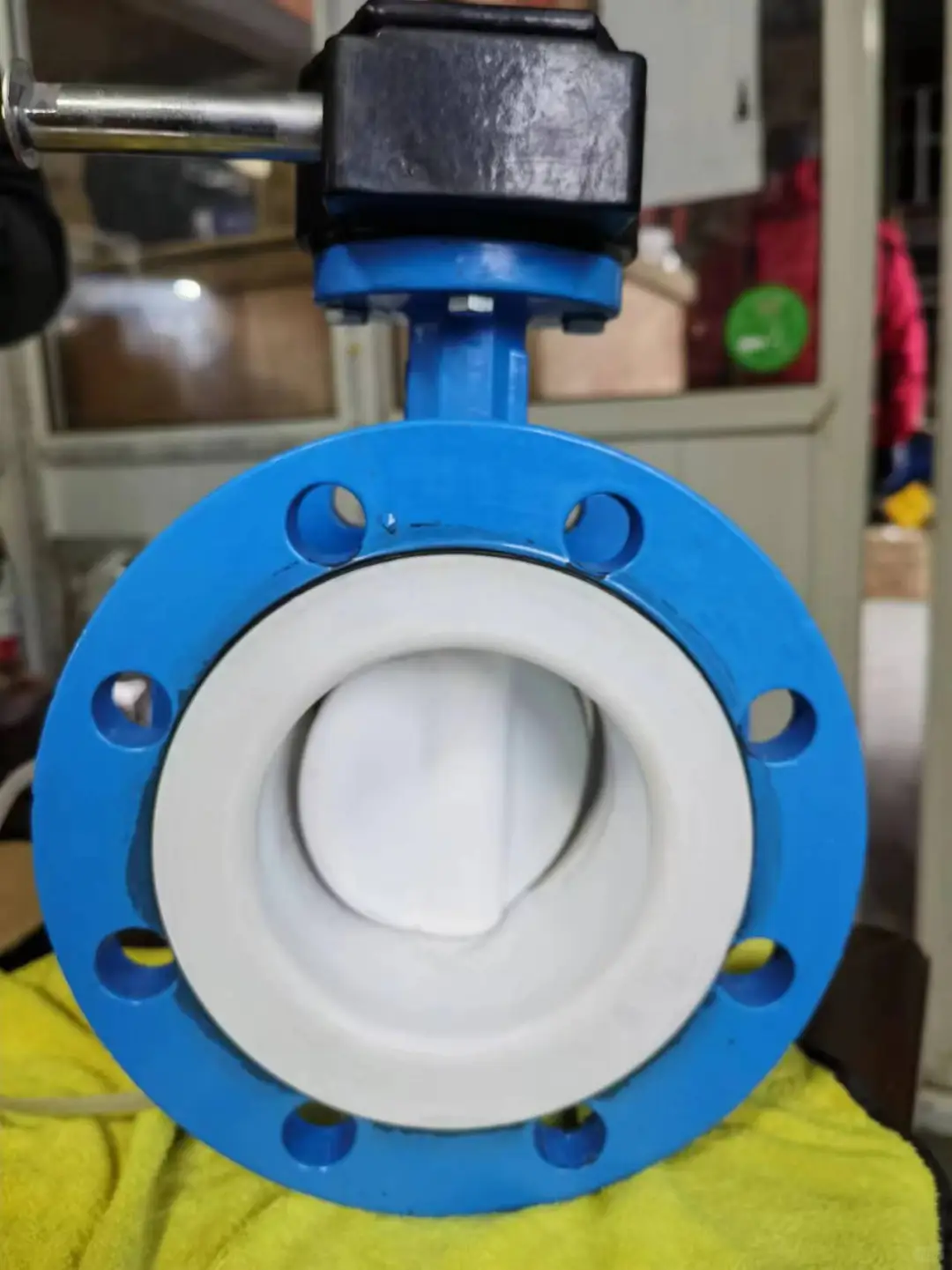 电动蝶阀在设计上充分考虑了耐用性和维护性。采用优质材料制造，确保阀门在恶劣环境下仍能长期稳定运行。同时，其结构设计简洁明了，易于安装和维护，为用户节省了大量时间和精力。 高压蝶阀的智能化程度不断提升，