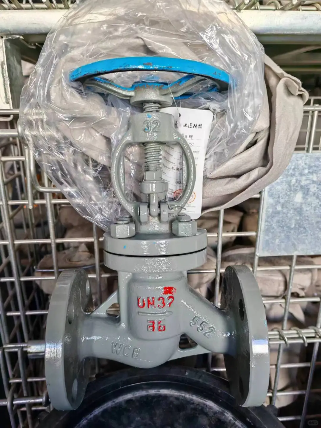 锻钢截止阀以其卓越的流量控制能力和高可靠性，在流体控制领域享有盛誉。无论是精确调节流量还是完全切断流体，它都能迅速准确地完成任务，保证管路系统的稳定运行。同时，其优秀的密封性能也确保了介质在输送过程中