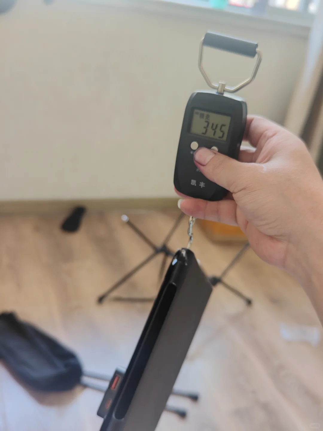 重装徒步100元太阳能充电板测评！