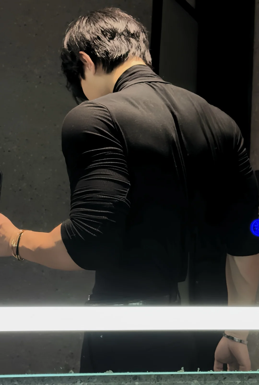 黑色紧身毛衣是男生最好的医美