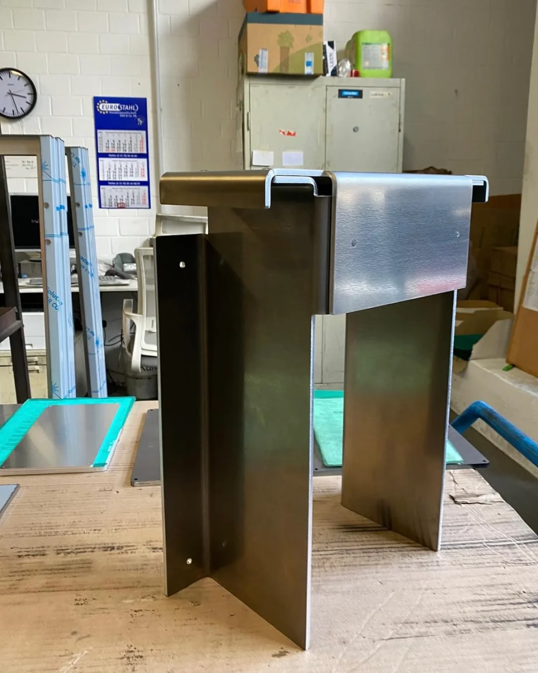 用不锈钢做一张很酷凳子