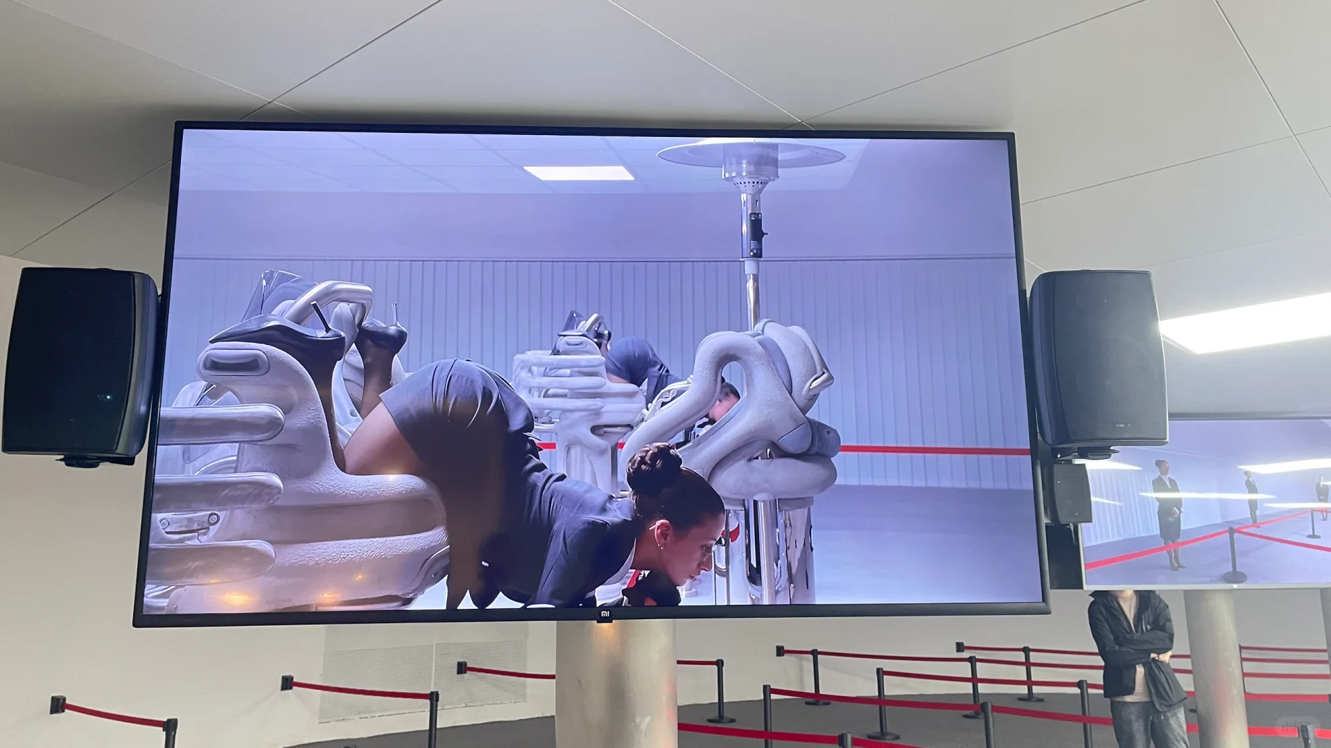 当女性以扭曲的姿态成为艺术馆展品……