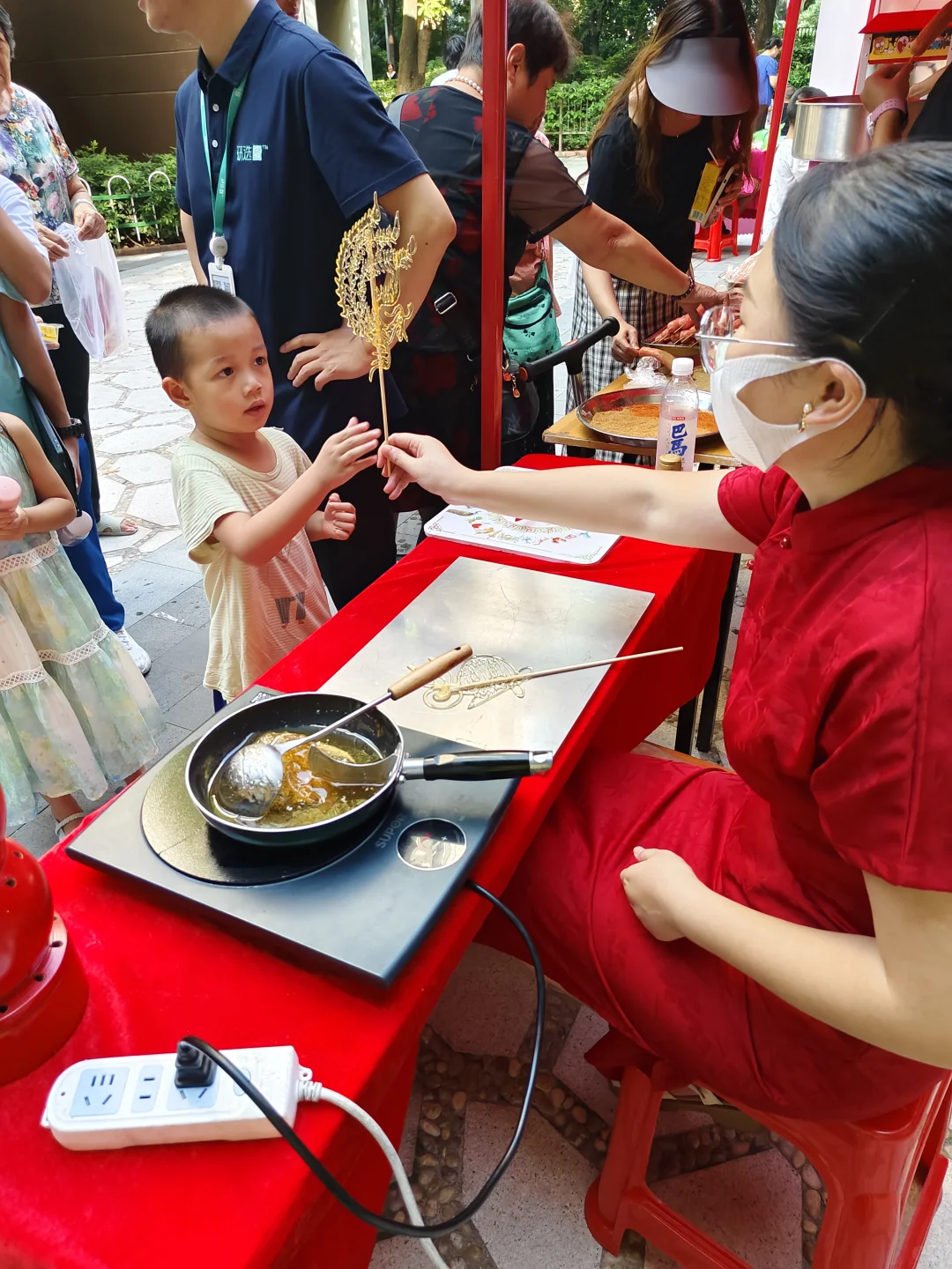 小区惊现非遗糖画师傅！