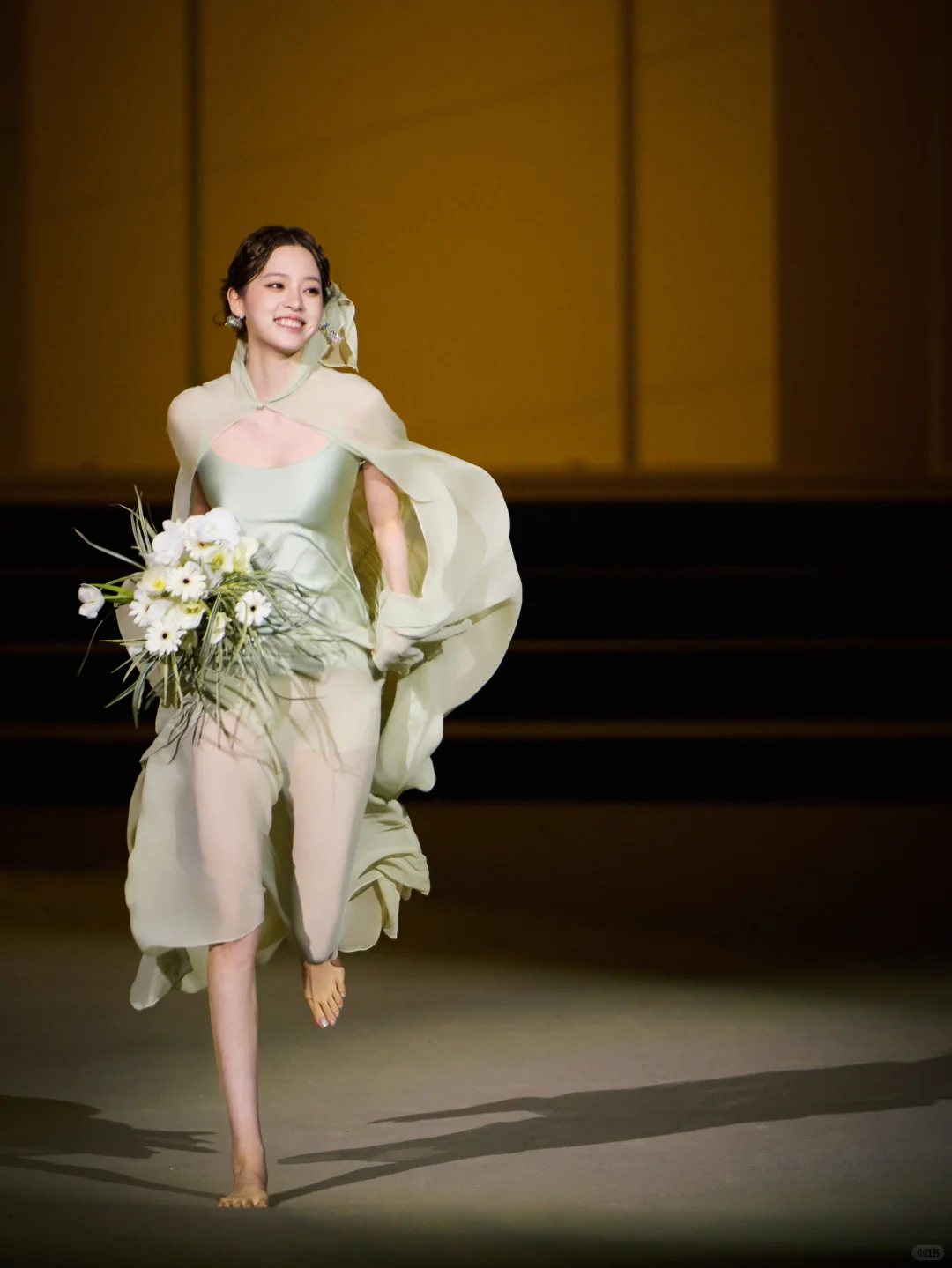 面料揭秘|欧阳娜娜这身为什么高级又灵动